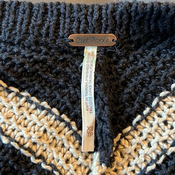 Free People Oversized Sweater size XS, pockets on each side - Picture 5 of 11
